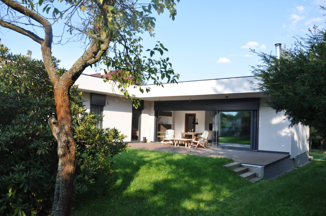 Rohový bungalov s terasou