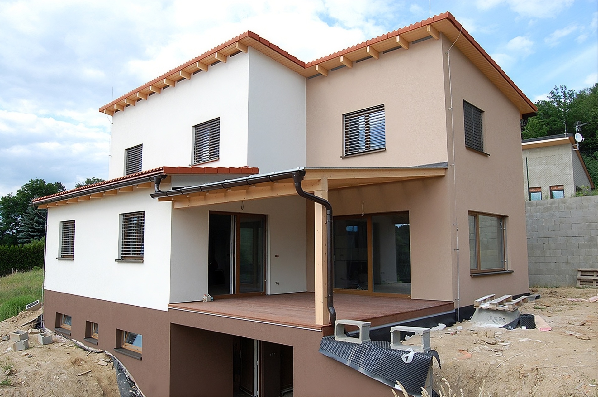 Rodinný dům Alfahaus ve svahu s terasou