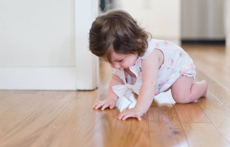 Pozor na zdraví škodlivé podlahové krytiny – poznáte je i po čichu