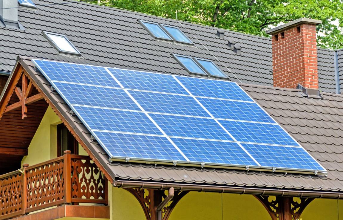 Toužíte po solární energii? Přečtěte si průvodce pořízením fotovoltaiky pro váš rodinný dům.