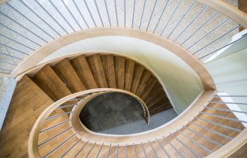 Jak vybrat vhodné schodiště do dřevostavby? Kromě designu myslete i na praktičnost 