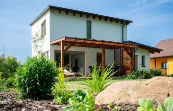 Projektové vs individuální dřevostavby: jak vybrat vhodné řešení pro vaše bydlení?