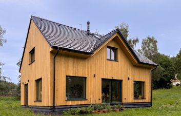 Z čeho se stav&iacute; modern&iacute; dřevostavba: průvodce materi&aacute;ly a jejich vlivem na kvalitu domu