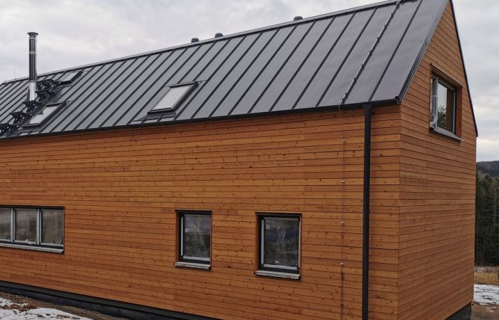 Fas&aacute;da ochr&aacute;n&iacute; i zkr&aacute;&scaron;l&iacute; dřevostavbu &ndash; jakou si vybrat ?
