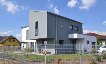 Prostorn&yacute; designov&yacute; rodinn&yacute; dům, Nučice u Rudn&eacute;. N&iacute;zkoenergetick&aacute; dřevostavba s dif&uacute;zně uzavřen&yacute;m stěnov&yacute;m syst&eacute;mem ALFA PASIV, individu&aacute;ln&iacute; zak&aacute;zka na kl&iacute;č ALFAHAUS.