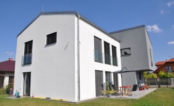 Prostorn&yacute; designov&yacute; rodinn&yacute; dům, Nučice u Rudn&eacute;. N&iacute;zkoenergetick&aacute; dřevostavba s dif&uacute;zně uzavřen&yacute;m stěnov&yacute;m syst&eacute;mem ALFA PASIV, individu&aacute;ln&iacute; zak&aacute;zka na kl&iacute;č ALFAHAUS.