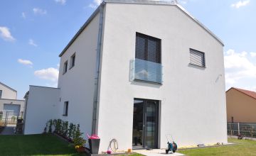 Prostorn&yacute; designov&yacute; rodinn&yacute; dům, Nučice u Rudn&eacute;. N&iacute;zkoenergetick&aacute; dřevostavba s dif&uacute;zně uzavřen&yacute;m stěnov&yacute;m syst&eacute;mem ALFA PASIV, individu&aacute;ln&iacute; zak&aacute;zka na kl&iacute;č ALFAHAUS.