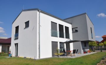 Prostorn&yacute; designov&yacute; rodinn&yacute; dům, Nučice u Rudn&eacute;. N&iacute;zkoenergetick&aacute; dřevostavba s dif&uacute;zně uzavřen&yacute;m stěnov&yacute;m syst&eacute;mem ALFA PASIV, individu&aacute;ln&iacute; zak&aacute;zka na kl&iacute;č ALFAHAUS.