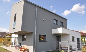 Prostorn&yacute; designov&yacute; rodinn&yacute; dům, Nučice u Rudn&eacute;. N&iacute;zkoenergetick&aacute; dřevostavba s dif&uacute;zně uzavřen&yacute;m stěnov&yacute;m syst&eacute;mem ALFA PASIV, individu&aacute;ln&iacute; zak&aacute;zka na kl&iacute;č ALFAHAUS.