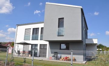 Prostorn&yacute; designov&yacute; rodinn&yacute; dům, Nučice u Rudn&eacute;. N&iacute;zkoenergetick&aacute; dřevostavba s dif&uacute;zně uzavřen&yacute;m stěnov&yacute;m syst&eacute;mem ALFA PASIV, individu&aacute;ln&iacute; zak&aacute;zka na kl&iacute;č ALFAHAUS.