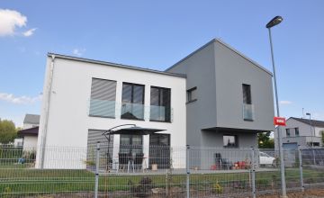 Čeln&iacute; pohled na modern&iacute; dřevostavbu - rodinn&yacute; dům 5 kk v Nučic&iacute;ch u Rudn&eacute;.