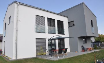 Prostorn&yacute; designov&yacute; rodinn&yacute; dům, Nučice u Rudn&eacute;. N&iacute;zkoenergetick&aacute; dřevostavba s dif&uacute;zně uzavřen&yacute;m stěnov&yacute;m syst&eacute;mem ALFA PASIV, individu&aacute;ln&iacute; zak&aacute;zka na kl&iacute;č ALFAHAUS.