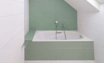 Kliknutím zvětšíte Jedna z koupelen v novém prostorném nízkoenergetickém rodinném domě v Praze, zakázková výroba ALFAHAUS.