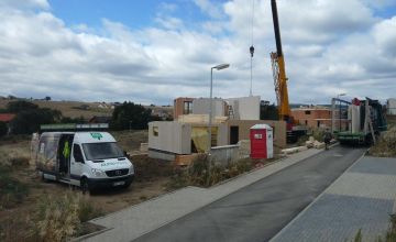 instalace-prefabrikovanych-panelu-montovane-drevostavby-na-zakladovou-desku