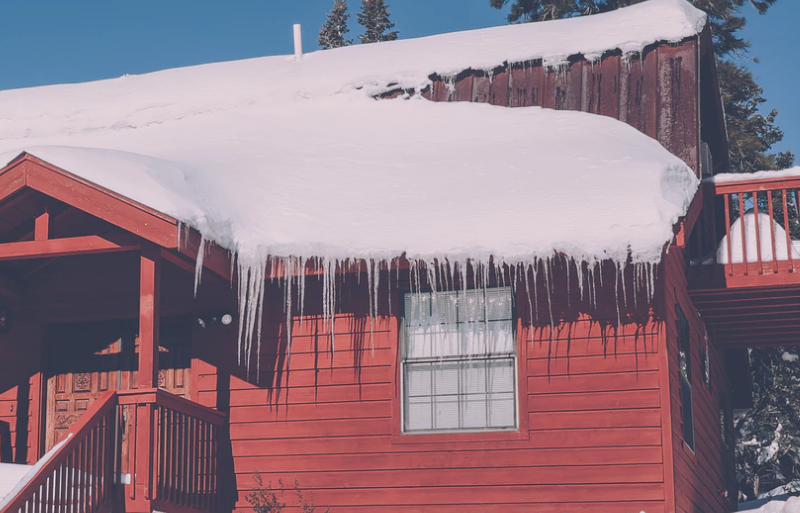 Nainstalujte na střechu protisněhové háky a sněholamy, zabrání škodám