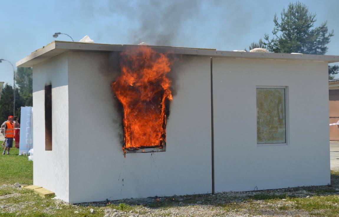 Unikátní experiment: Jak (ne)hoří dům