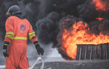 Nov&eacute; poznatky o chov&aacute;n&iacute; desek na b&aacute;zi s&aacute;dry za pož&aacute;ru