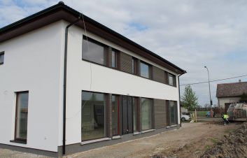 Pr&aacute;vě stav&iacute;me 