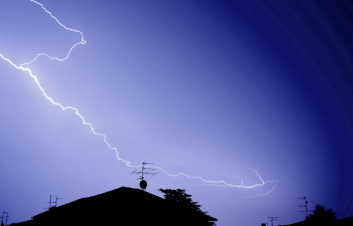 Revize hromosvodu nesm&iacute; b&yacute;t star&scaron;&iacute; pěti let, jinak poji&scaron;ťovna nezaplat&iacute;