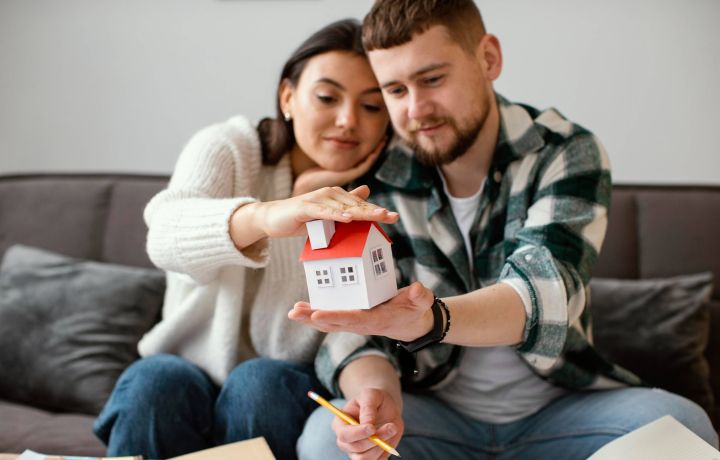 Pr&aacute;vě se děje: Sazby opět klesaj&iacute;. Proč teď neot&aacute;let s hypot&eacute;kou