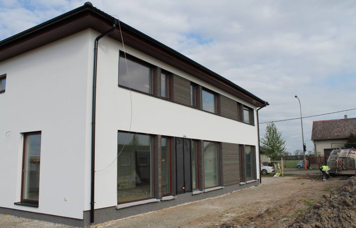 Pr&aacute;vě stav&iacute;me 